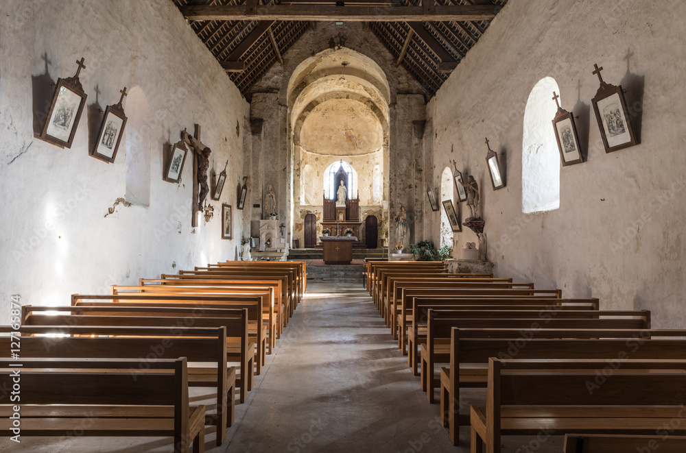 L'intérieur de l'Église Saint-Nicolas de Saint-Nicolas-de-Brem