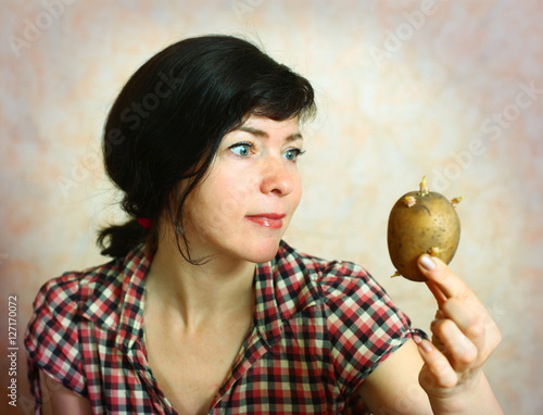 pretty houswife with sprouted potato photo