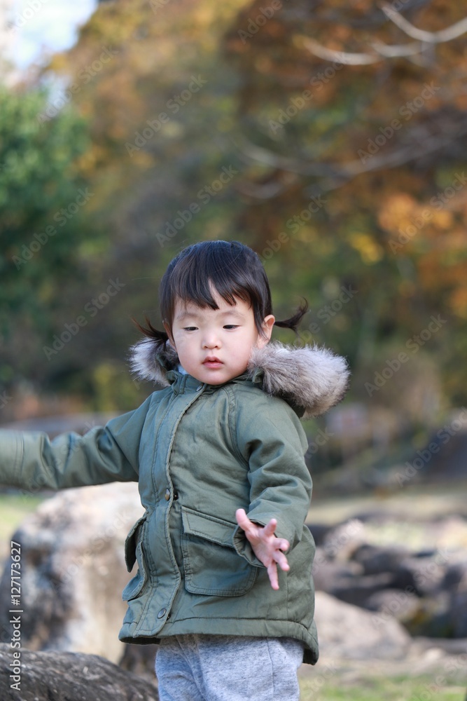 二歳児　秋の公園