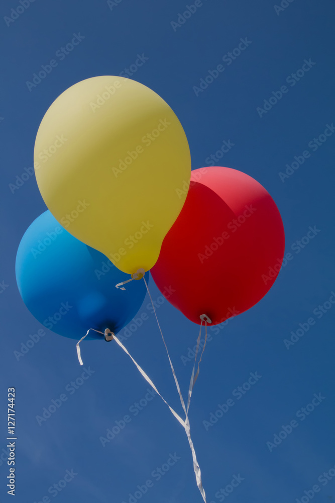 drei bunte Luftballons und blauer Himmel drei bunte Luftballons und blauer Himmel