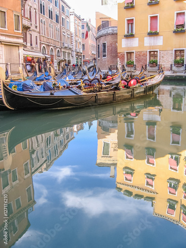 Quadro em tela old Venice historic gondolas through Venetian alleys reflected on water canals of the town