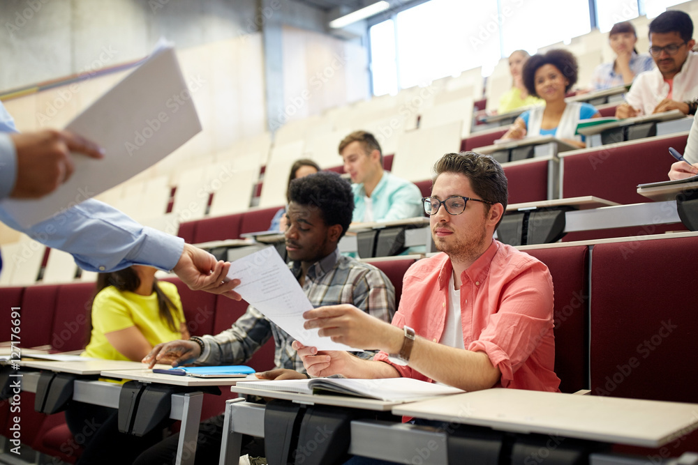 Obraz premium teacher giving tests to students at lecture