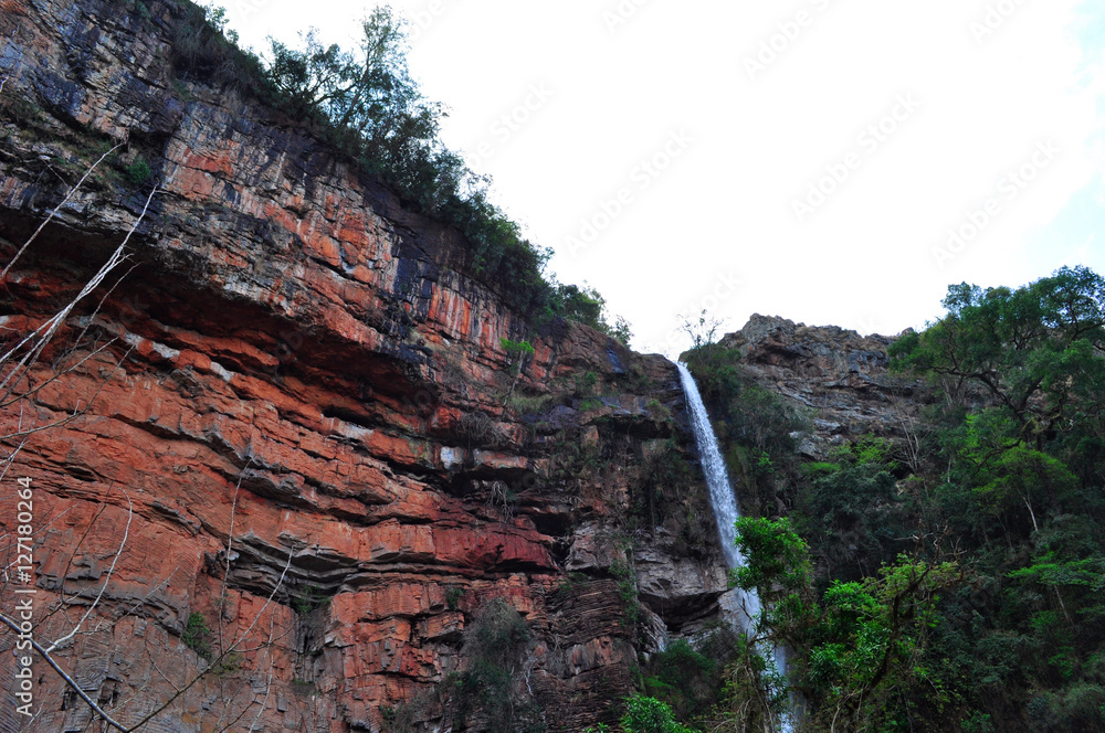 Sud Africa, 01/10/2009: le rocce rosse e Lone Creek Falls, la cascata che precipita di 70 metri nel torrente vicino alla città di Sabie, nello Mpumalanga