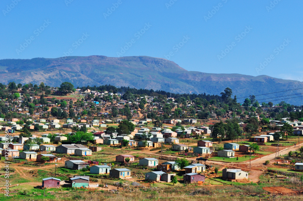 Fototapeta premium Sud Africa, 01/10/2009: vista di Sabie, una città forestale sulle rive del fiume Sabie nella vera provincia dello Mpumalanga 