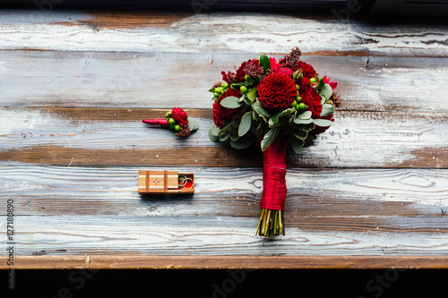Billede på lærred Wooden box for rings, red boutonniere and a bouquet of dahlias