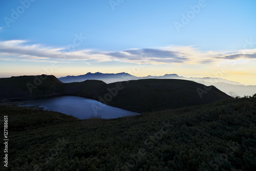 朝の白馬大池と頸城、戸隠連峰 © sandpiper