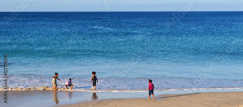 Sud Africa, 26/09/2009: bambini che giocano su una spiaggia lungo la baia di Algoa a Port Elizabeth, una delle più grandi città del Sud Africa