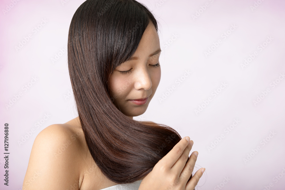 Fototapeta premium ヘアケアをする女性