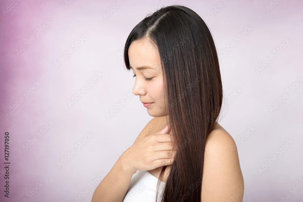 ヘアケアをする女性 ヘアケアをする女性