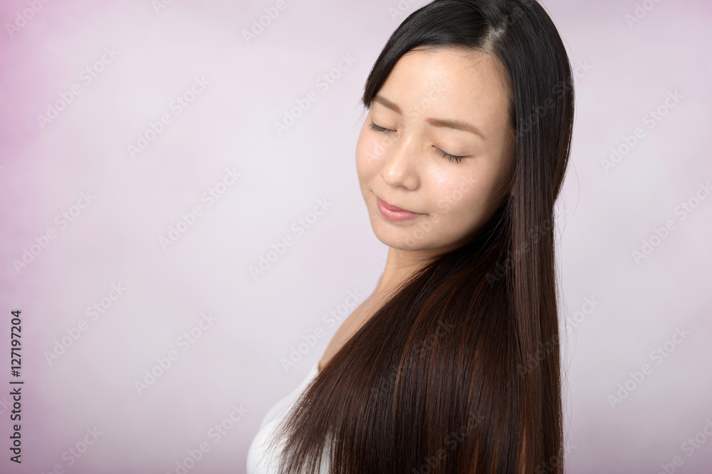 ヘアケアをする女性