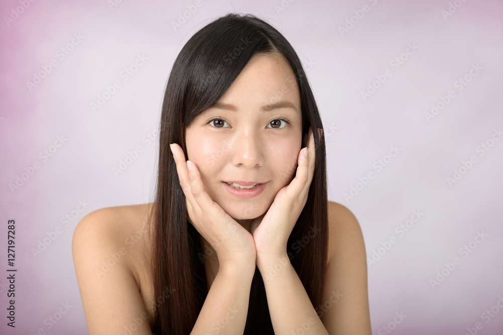 スキンケアをする女性 スキンケアをする女性