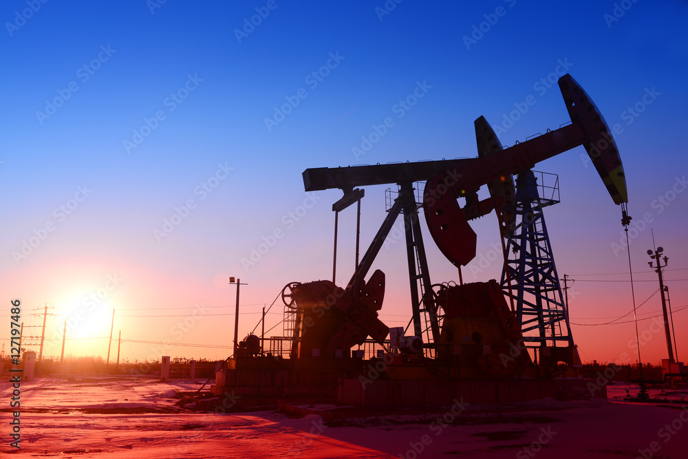 The beam pumping unit is homework, under the setting sun The beam pumping unit is homework, under the setting sun