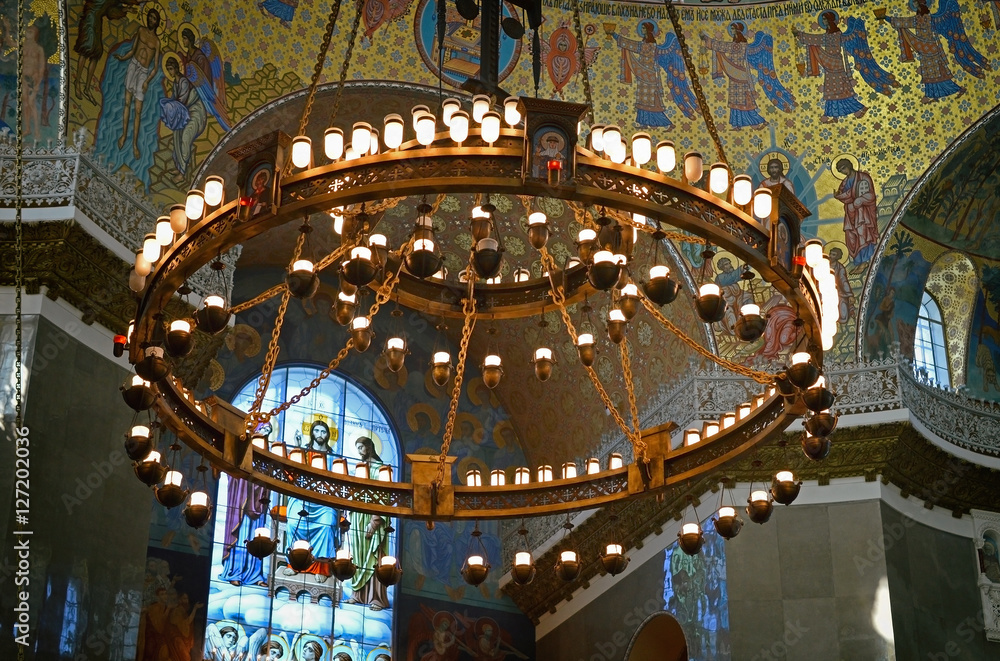 Паникадило с лампадами в православном соборе.
