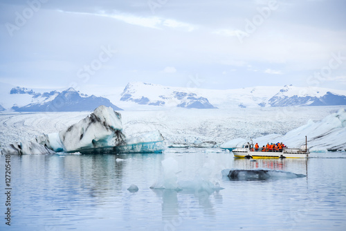 Fotografie Tourists on amphibious vehicle at Jokulsarlon
