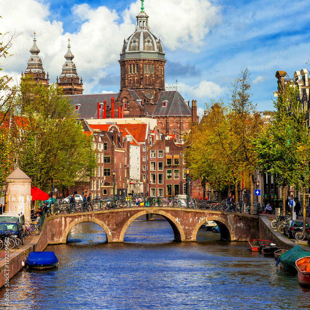 Fototapeta premium Piękne romantyczne kanały w Amsterdamie w Holandii