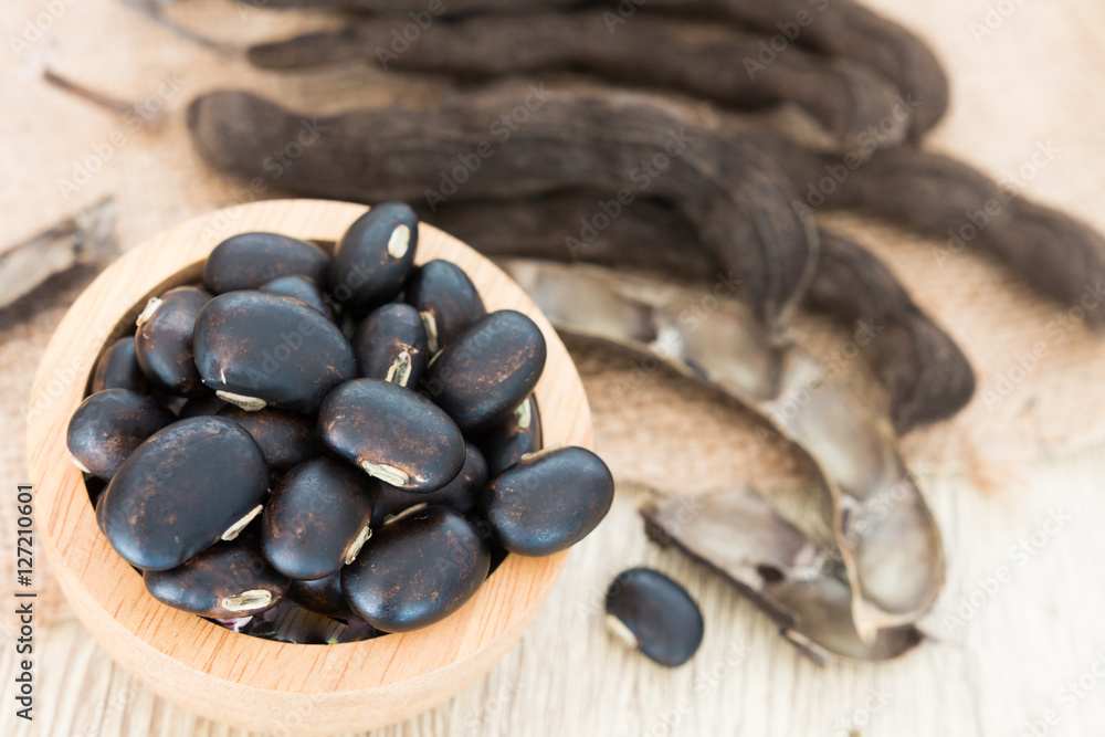 Obraz premium nettles brown pods (Mucuna pruriens) on white background