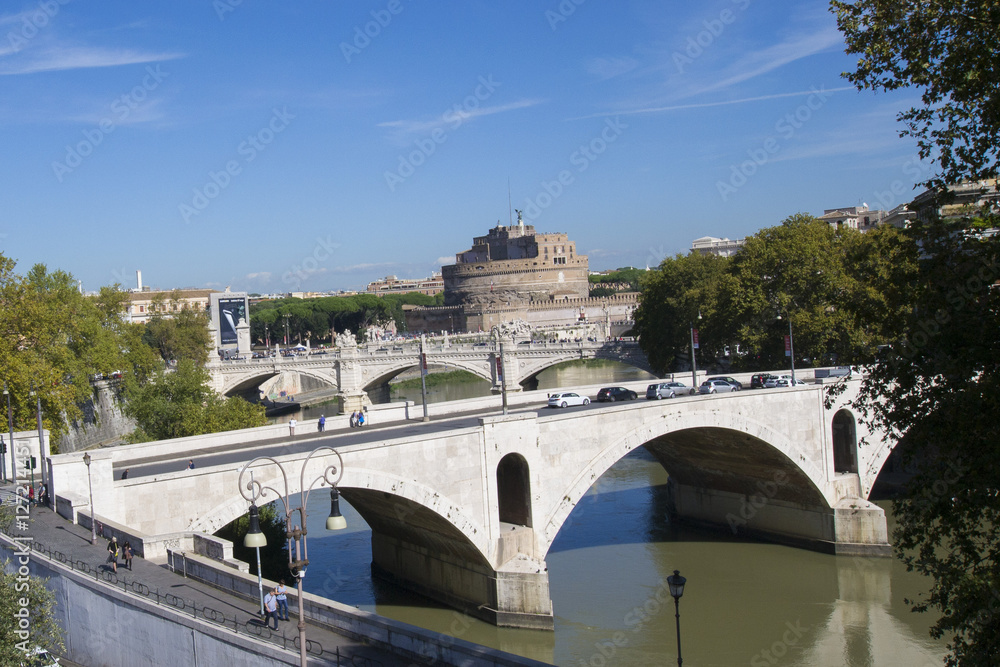 Roma, Ponte Principe Amadeo Savoia Aosta sul Tevere con vista di Castel Sant'Angelo