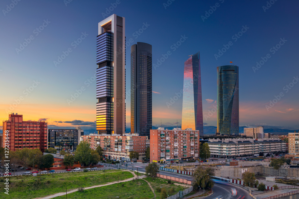 Fototapeta premium Madryt. Obraz dzielnicy finansowej Madrytu, Hiszpania z nowoczesnymi drapaczami chmur podczas zachodu słońca.