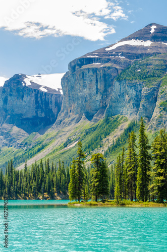 Fototapeta Naklejka Na Ścianę i Meble -  Majestic mountains and lake in Canada.