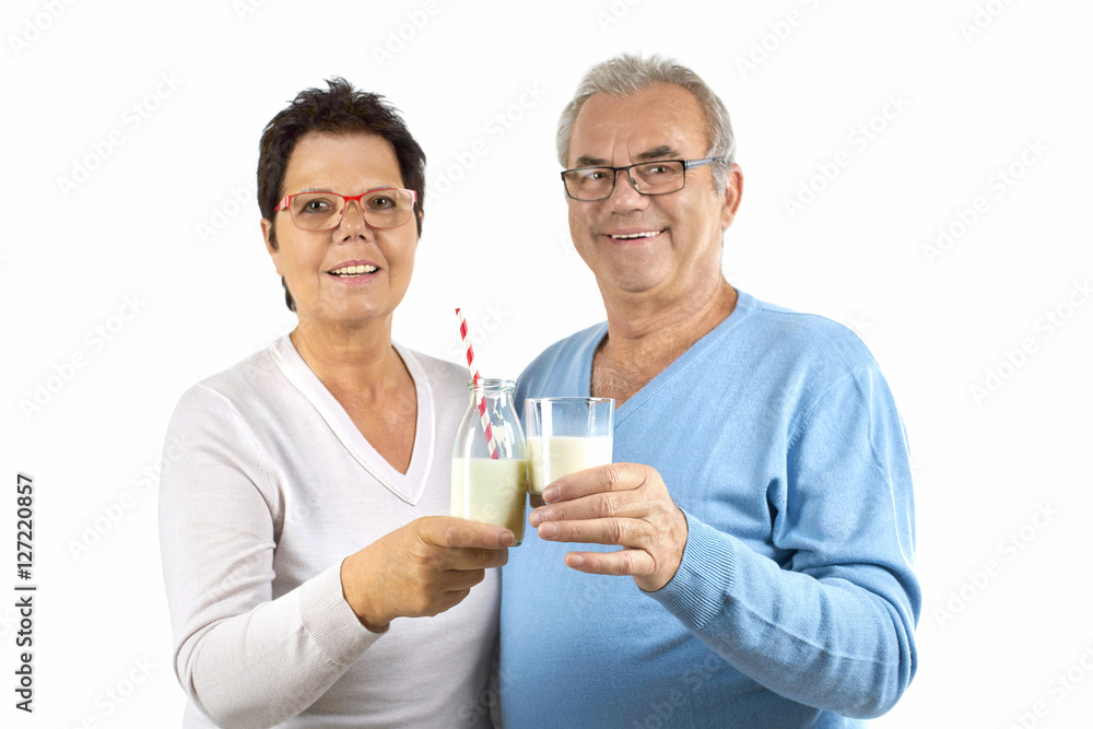 gesundheitsbewusstes Seniorenpaar mit frischer Milch, isoliert gesundheitsbewusstes Seniorenpaar mit frischer Milch, isoliert