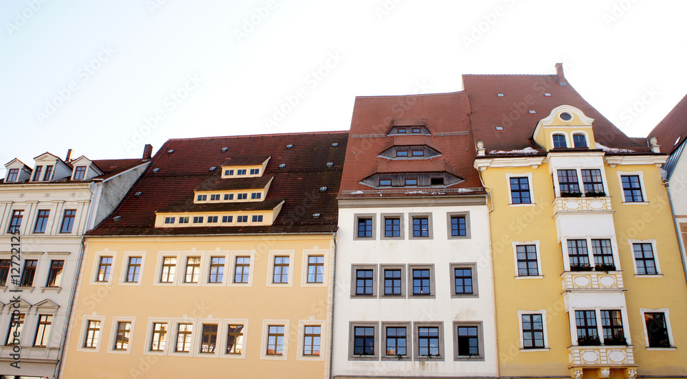 Häuserfront/Häuserfront einer Altstadt, sanierte Fassaden, Ziegeldächer mit mehrgeschossigen Dachgauben, historische Bürgerhäuser 