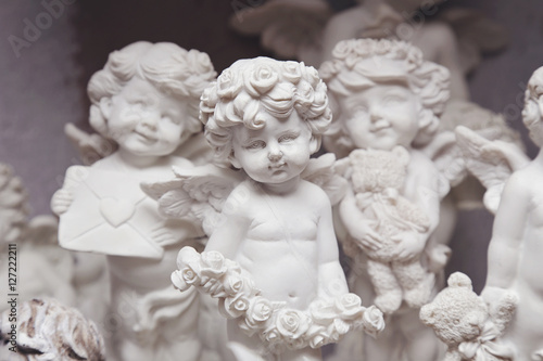 objets décoratifs : petits anges en plâtre blanc © mariesacha