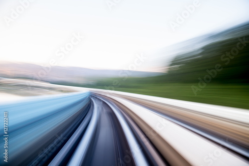 Prędkość ruchu w tunelu drogowego autostrady miejskiej