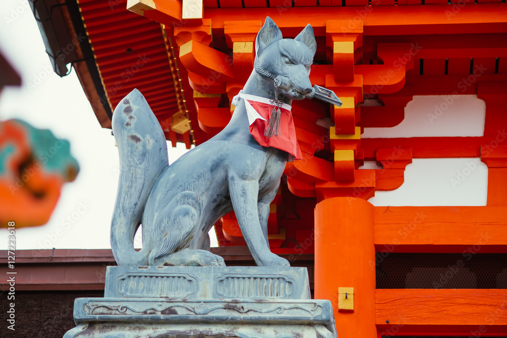 Fototapeta premium Fox stone statue at Fushimi Inari Shrine (Fushimi Inari Taisha) temple in Japan