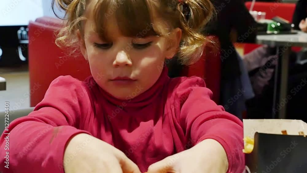 enfant et son burger (slow motion= enfant et son burger (slow motion=