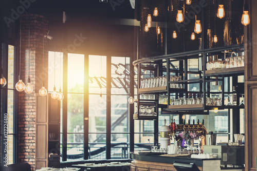 Fotografia modern loft style restaurant decoration with hanging light bulb beer pub and bar