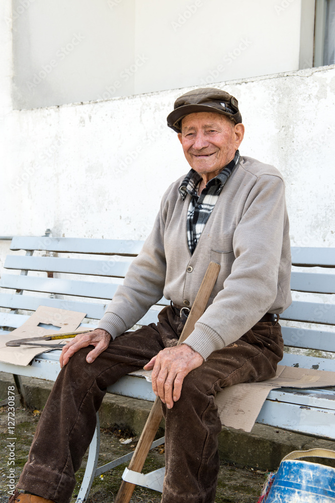 old man that work in old way on the bench old man that work in old way on the bench