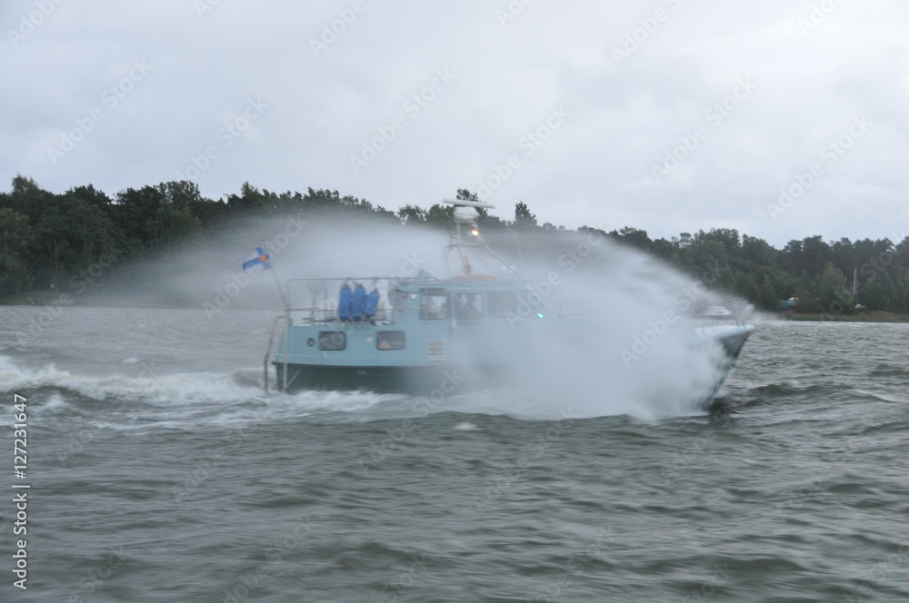 Naklejka premium Polizeiboot in Finnland auf dem Meer mit hoher Geschwindigkeit in Gisch