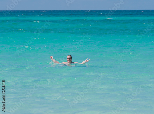 Frau am Strand von Varadero auf Kuba