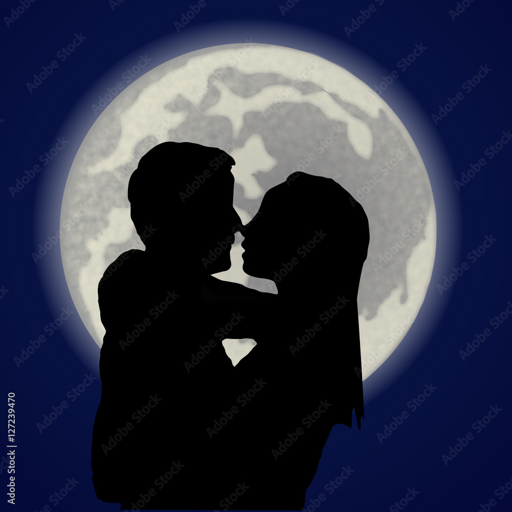 junges Paar küssend vor Vollmond