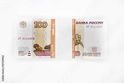 100 банкноты банка России на белом ф