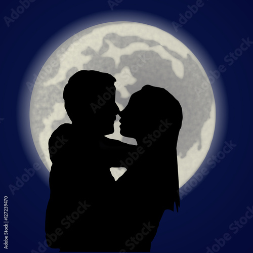 junges Paar küssend vor Vollmond