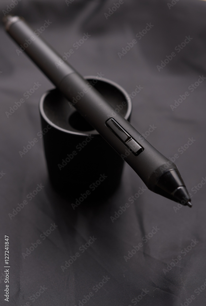 Naklejka premium pencil graphics for tablet and holder for it