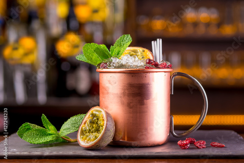 Obraz na płótnie Cocktails drinks alcoholic mix w salonie