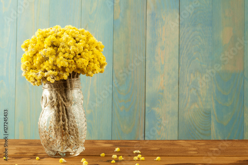 vazo da altın çiçeği photo