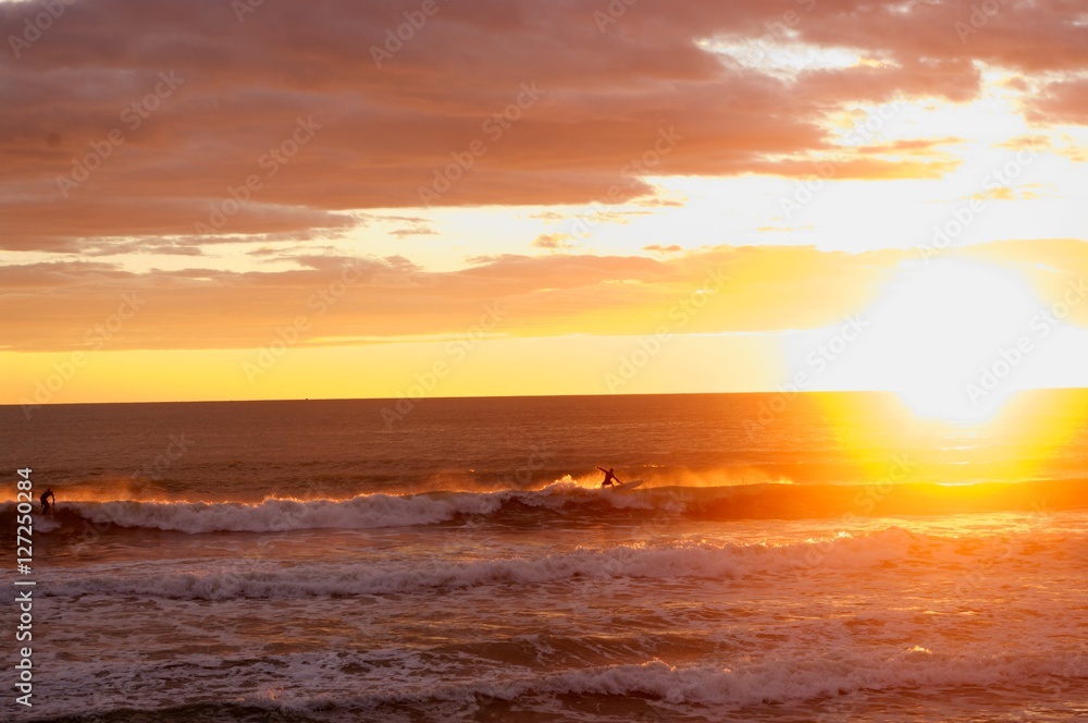 Surfer bei Sonnenuntergang