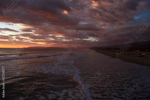 Sonnenuntergang an der Riviera am Strand