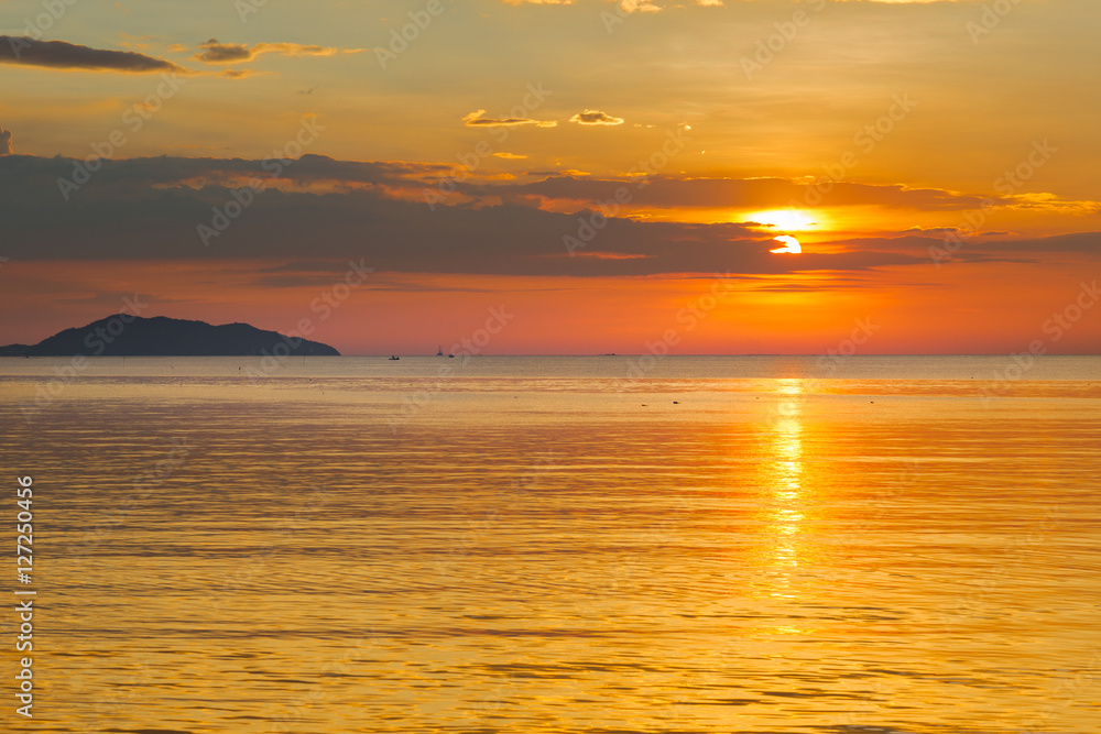 Fototapeta premium Kolorowy zachód słońca w morzu