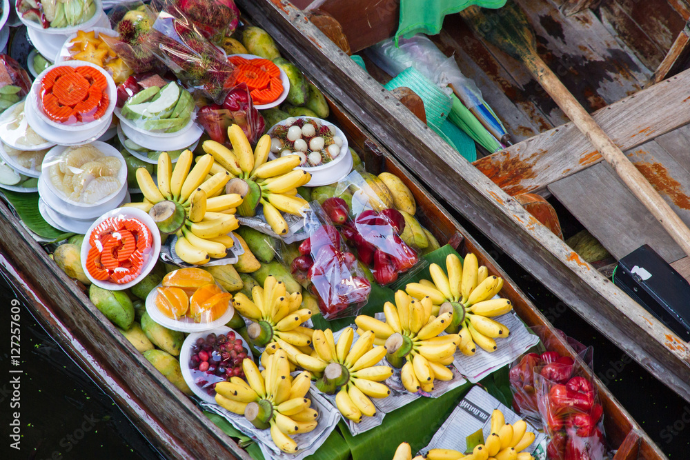 Fototapeta premium Fresh fruit on the boat at Damnoen Saduak floating market in Rat