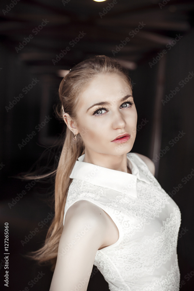 Fototapeta premium beautiful blonde girl in a pedestrian tunnel