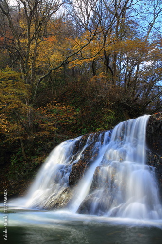 Fototapeta Naklejka Na Ścianę i Meble -  葛丸渓流　紅葉の一の滝