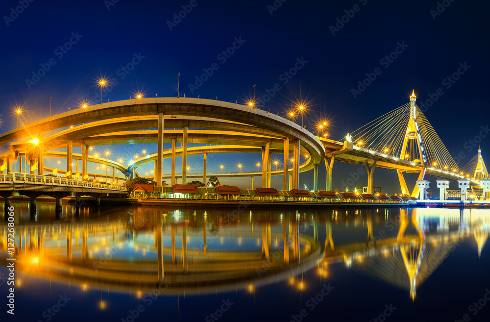 Obraz premium Bhumibol Bridge Panorama with sunset