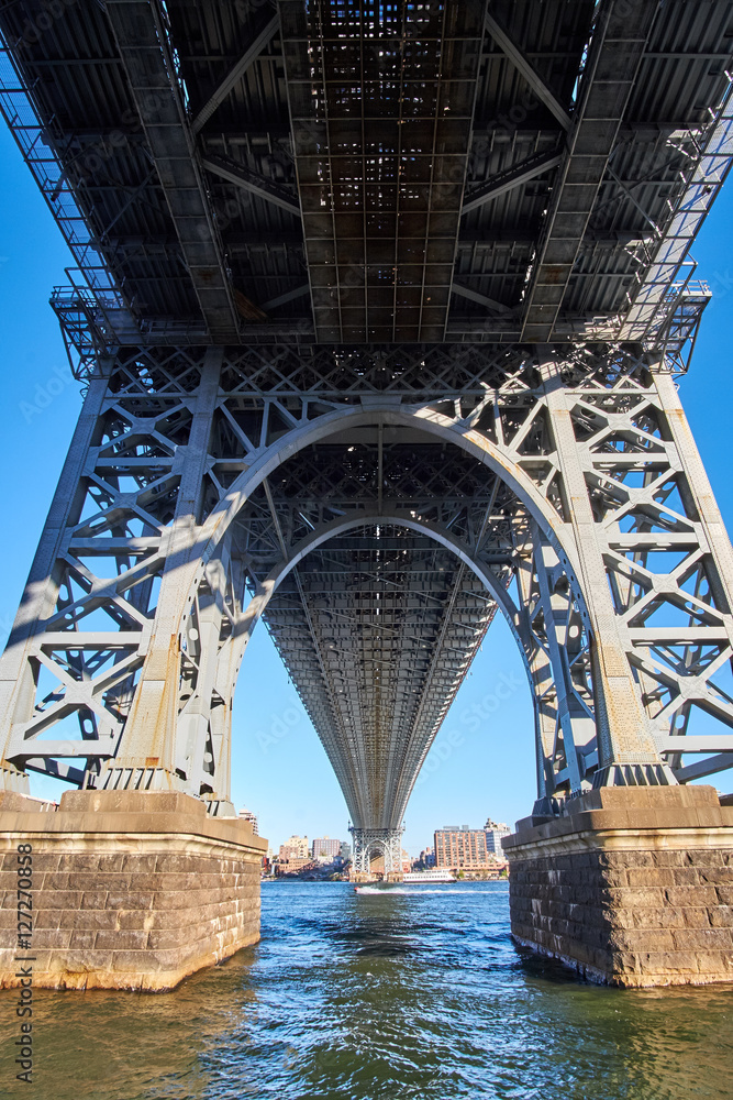 Fotografie A closeup look up under the Williamsburg Bridge near one of the supporting tower