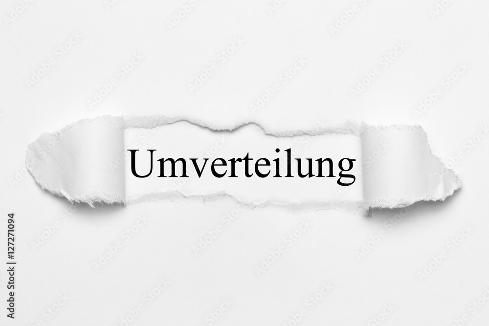 Fototapeta premium Umverteilung auf weißen gerissenen Papier