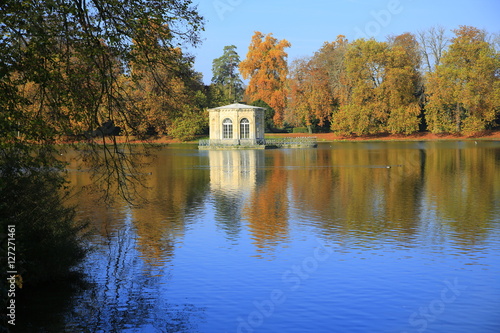 Pavillon de l'étang en automne