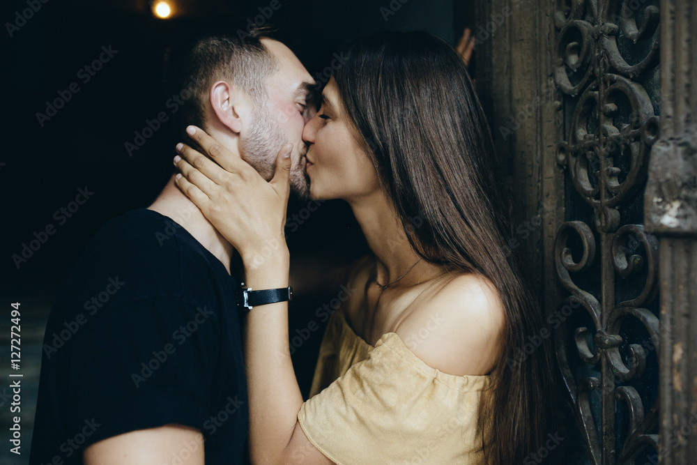 Fotografie couple posing in the doorway